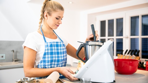 vrouw in keuken met kookrobot